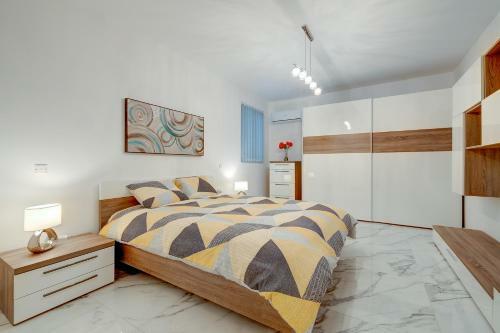 Cosy Apartment Steps To St George's Bay