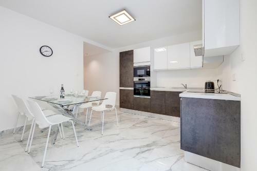 Cosy Apartment Steps To St George's Bay