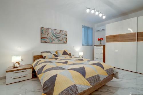Cosy Apartment Steps To St George's Bay
