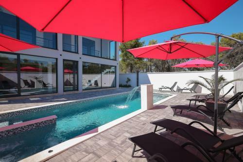 Poolincluded Villa Green Oasis
