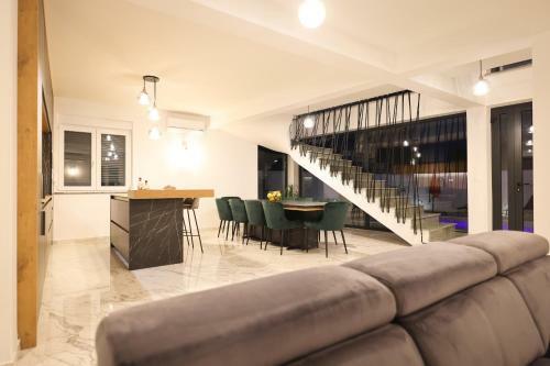 Poolincluded Villa Green Oasis