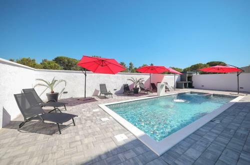 Poolincluded Villa Green Oasis