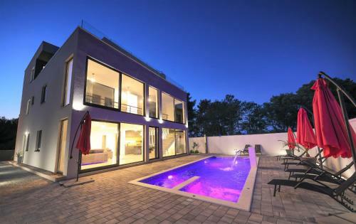 Poolincluded Villa Green Oasis