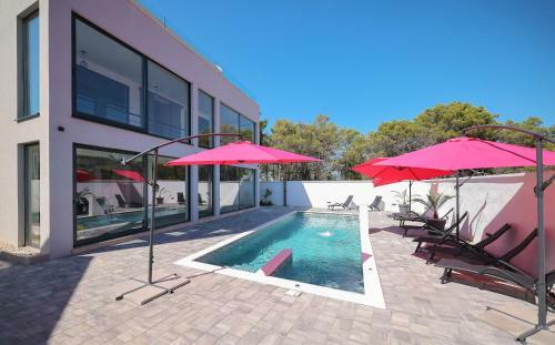 Poolincluded Villa Green Oasis