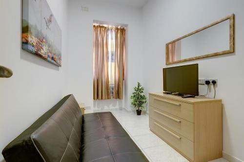 Cosy Apartment Steps From The Promenade