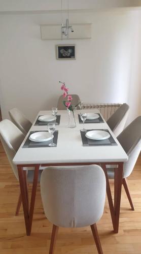 Temi's Apartments 3