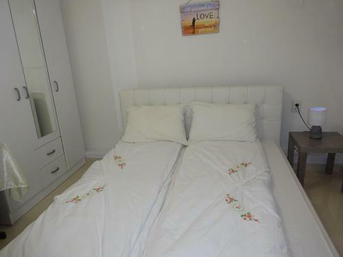 Jasmin White Apartment