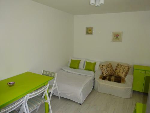 Jasmin White Apartment