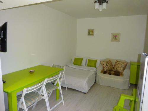 Jasmin White Apartment