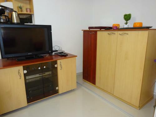 Jasmin White Apartment