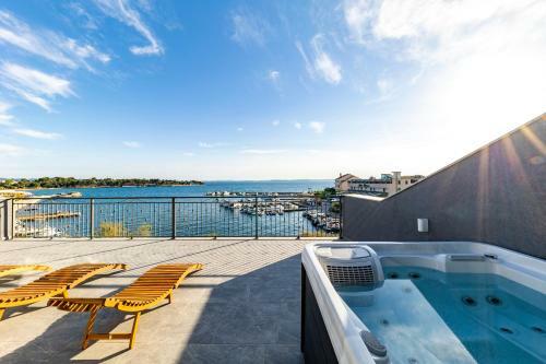 Villa Sunrise, Beautiful Penthouse With Jacuzzi