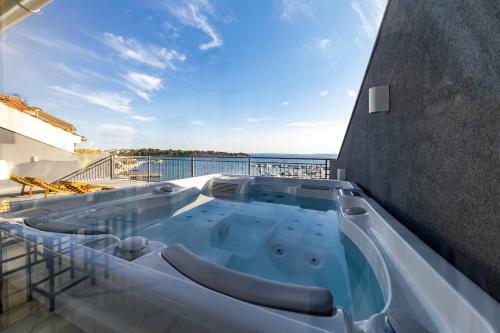 Villa Sunrise, Beautiful Penthouse With Jacuzzi