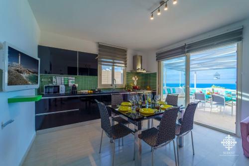Villa Vittoria - Waterfront House