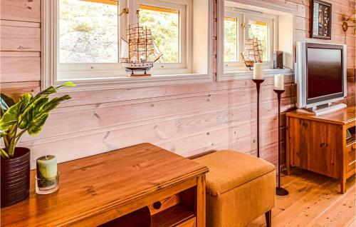 Awesome Home In Bekkjarvik With Wifi And 3 Bedrooms