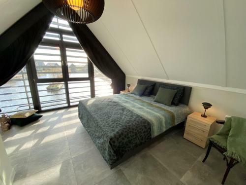 Luxurious Detached Water Villa With Jetty