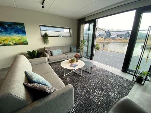 Luxurious Detached Water Villa With Jetty