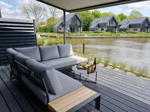 Luxurious Detached Water Villa With Jetty