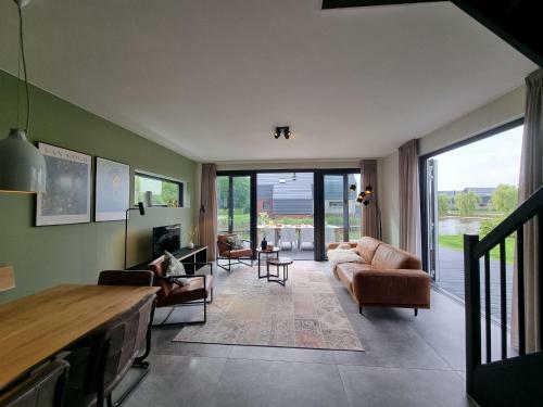 Luxurious Detached Water Villa With Jetty