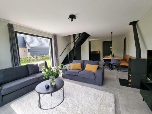 Luxurious Detached Water Villa With Jetty