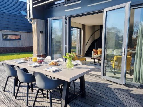 Luxurious Detached Water Villa With Jetty