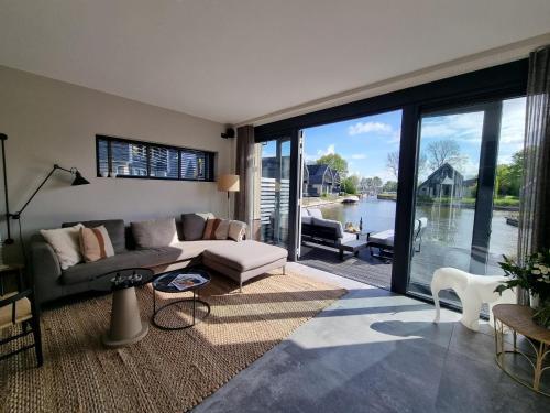 Luxurious Detached Water Villa With Jetty