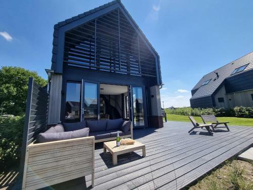 Luxurious Detached Water Villa With Jetty