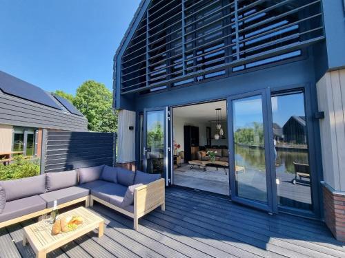 Luxurious Detached Water Villa With Jetty