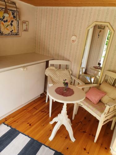 Sj�n�ra Liten Stuga Med Sovloft, Toalett I Huset Bredvid