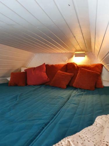 Sj�n�ra Liten Stuga Med Sovloft, Toalett I Huset Bredvid