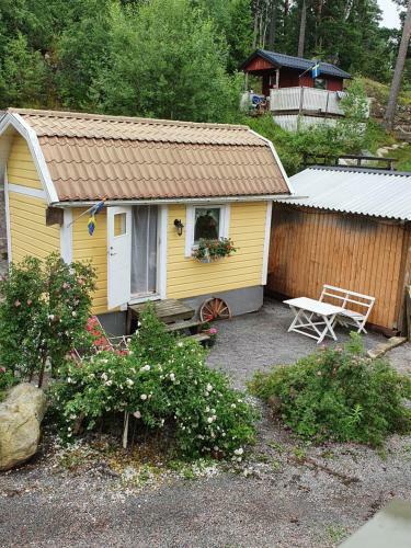 Sj�n�ra Liten Stuga Med Sovloft, Toalett I Huset Bredvid