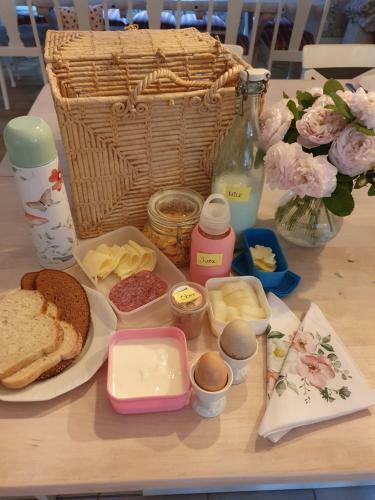 Sj�n�ra Liten Stuga Med Sovloft, Toalett I Huset Bredvid
