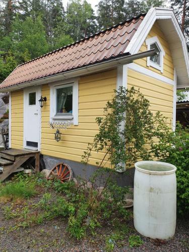 Sj�n�ra Liten Stuga Med Sovloft, Toalett I Huset Bredvid