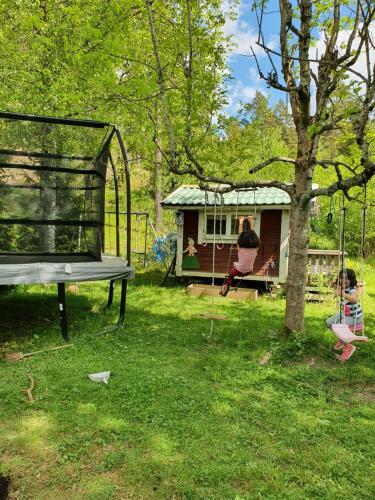 Sj�n�ra Liten Stuga Med Sovloft, Toalett I Huset Bredvid