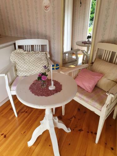 Sj�n�ra Liten Stuga Med Sovloft, Toalett I Huset Bredvid