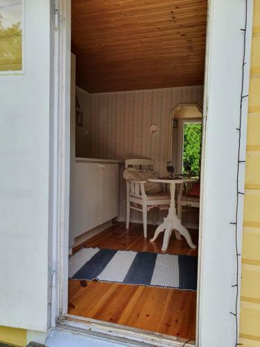 Sj�n�ra Liten Stuga Med Sovloft, Toalett I Huset Bredvid