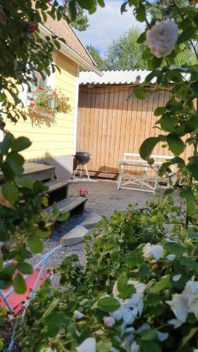 Sj�n�ra Liten Stuga Med Sovloft, Toalett I Huset Bredvid