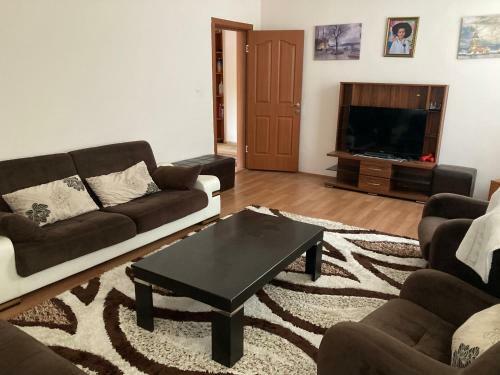 Havuz Imkan? Sunan Do?a Ile I� I�e Bir Ev