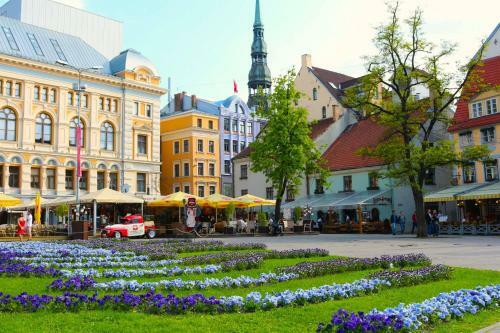 Centrally Located Apartment Overlooking Vermanes Park