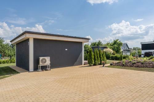 Family Garden Home With Parking & Playground