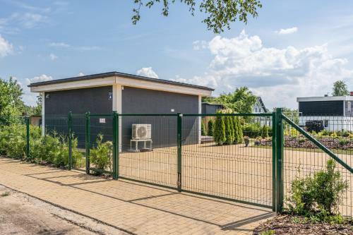 Family Garden Home With Parking & Playground