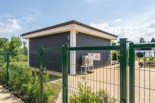 Family Garden Home With Parking & Playground
