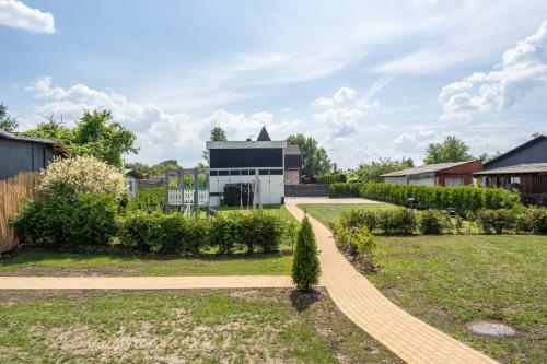 Family Garden Home With Parking & Playground