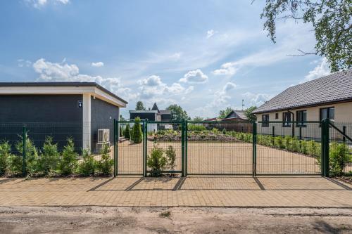 Family Garden Home With Parking & Playground