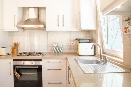 Peaceful House With A Lovely Backyard In Cesme