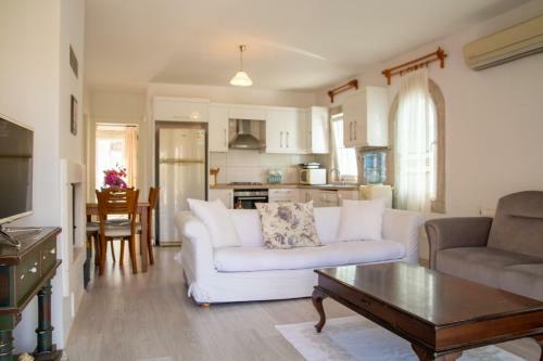 Peaceful House With A Lovely Backyard In Cesme
