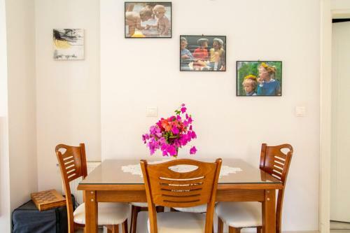 Peaceful House With A Lovely Backyard In Cesme