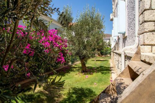 Peaceful House With A Lovely Backyard In Cesme