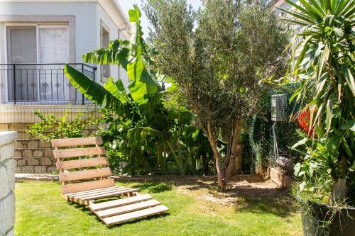 Peaceful House With A Lovely Backyard In Cesme
