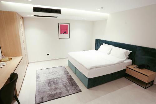 Hotel 12