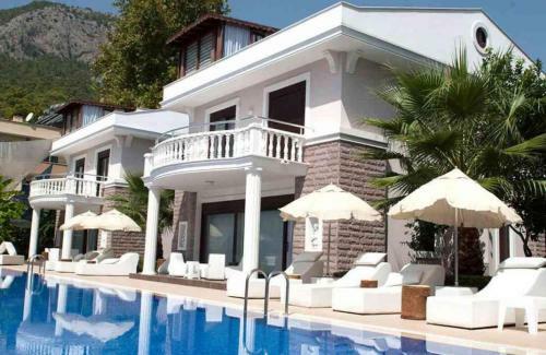 Fabulous Villa With Shared Pool And Jacuzzi In Kemer